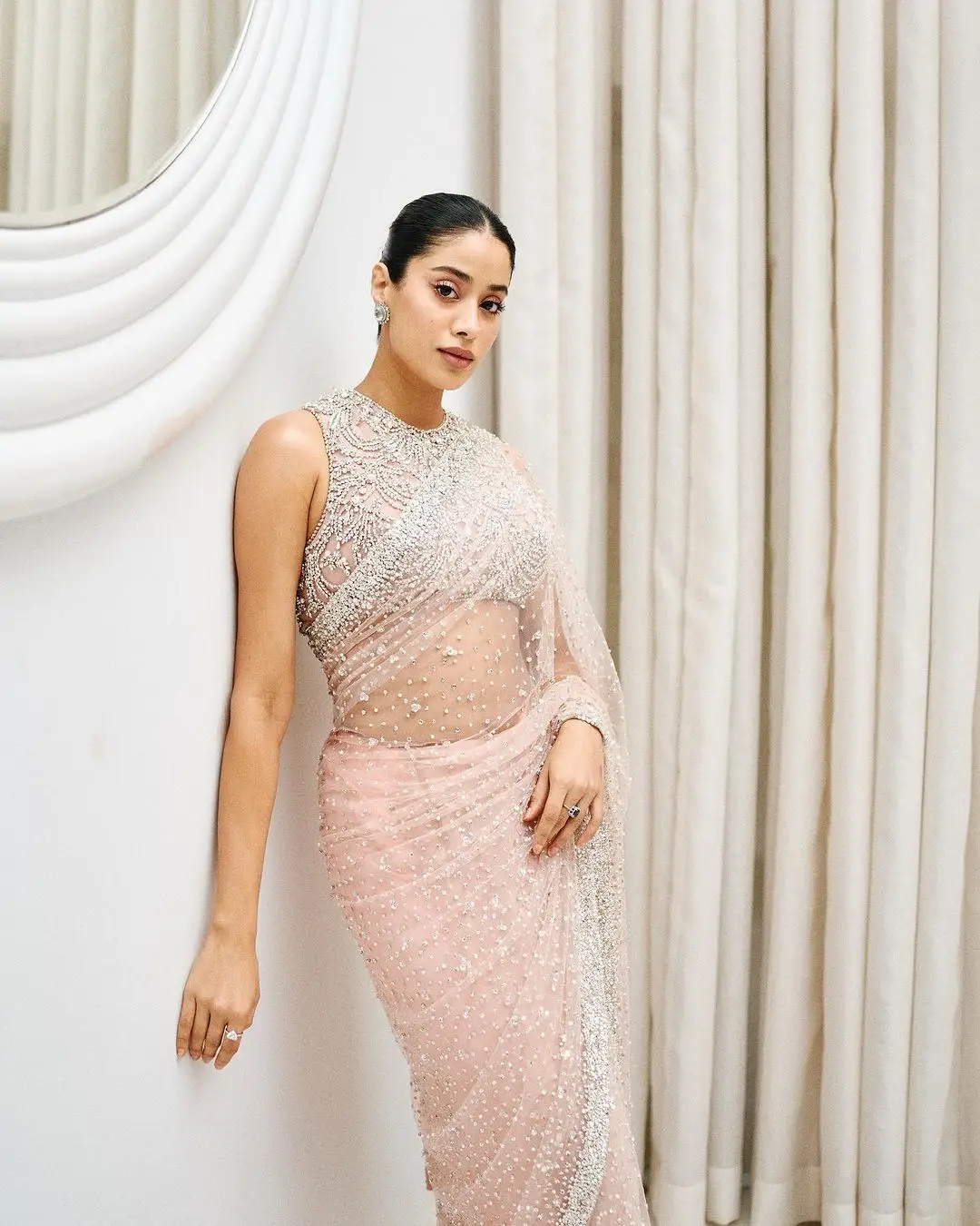 JANHVI KAPOOR IN PINK SAREE SLEEVELESS BLOUSE 2